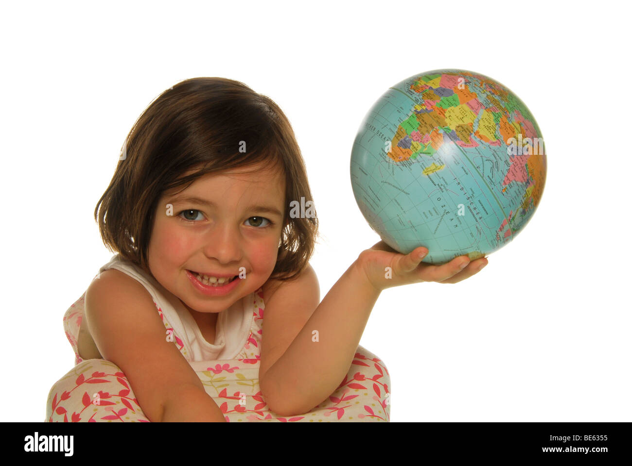 Vier-jährigen Mädchen mit einer Weltkugel, symbolisches Bild für Kinder sind unsere Zukunft Stockfoto