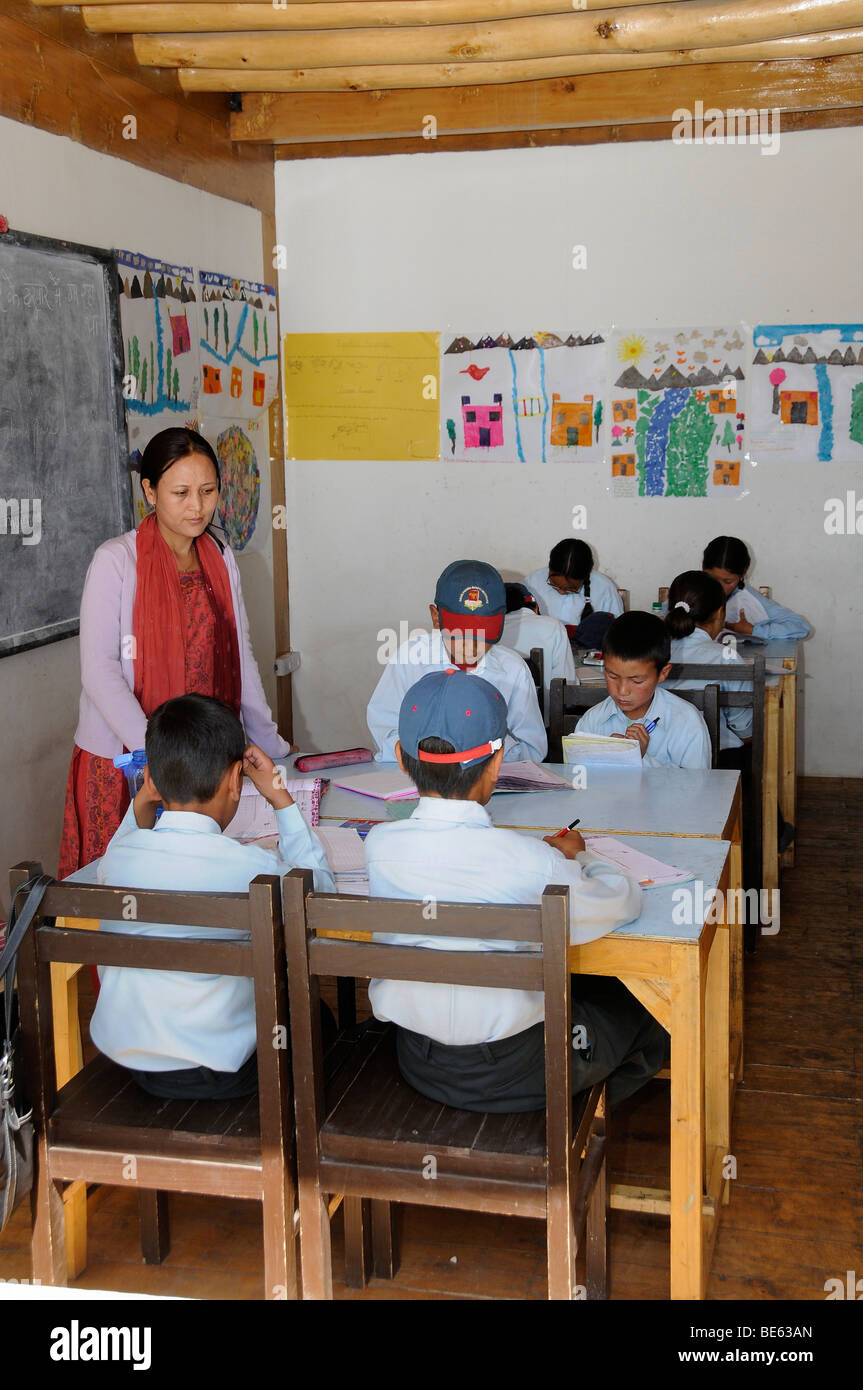Schauen Sie in einem Klassenzimmer in der religiösen Druk White Lotus Privatschule in Shey, Asien, Himalaya, Ladakh, Indien, Nord-Indien Stockfoto