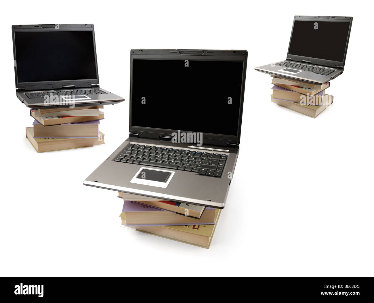 Laptop-Computern auf Haufen Bücher stehen Stockfoto