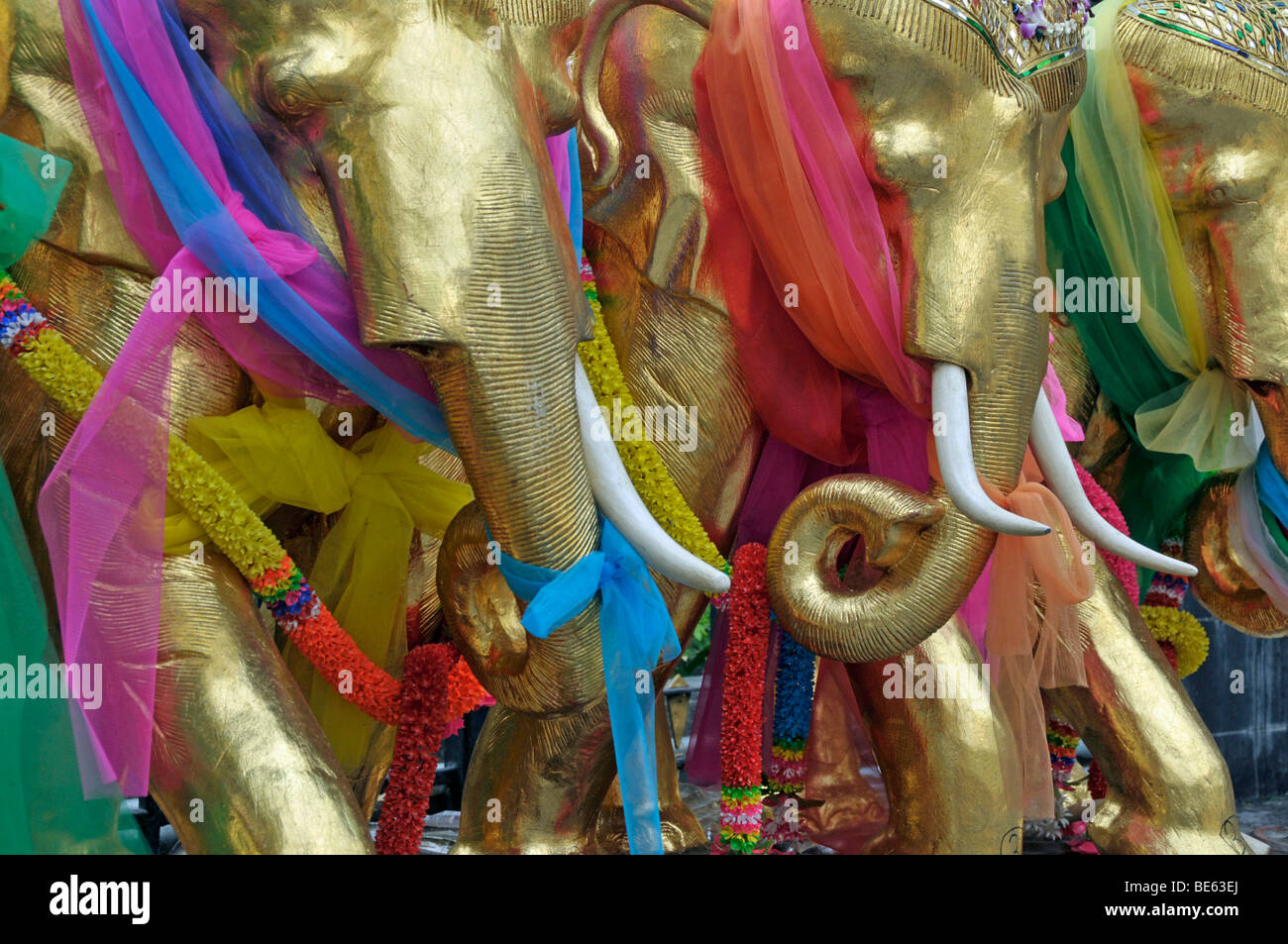 Teak-Elefanten geschmückt mit Glück Bändern, Erawan-Schrein, Bangkok, Thailand, Asien Stockfoto
