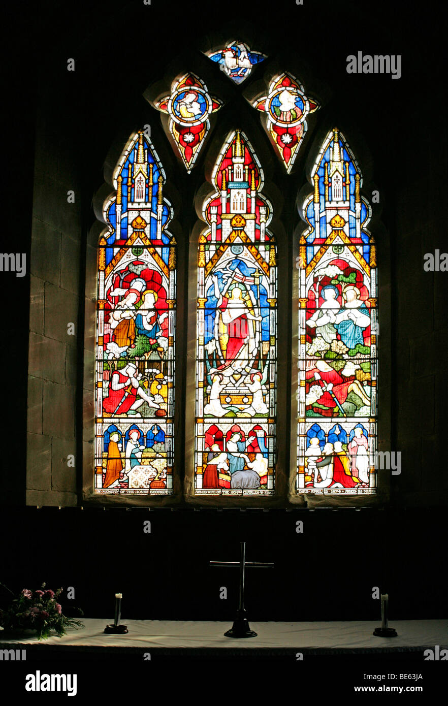 Buntglasfenster ; die Auferstehung Christi und Jesus, die Wunder performenSt Gregory's Church, Offchurch, Warwickshire: Window von Clayton & Bell Stockfoto