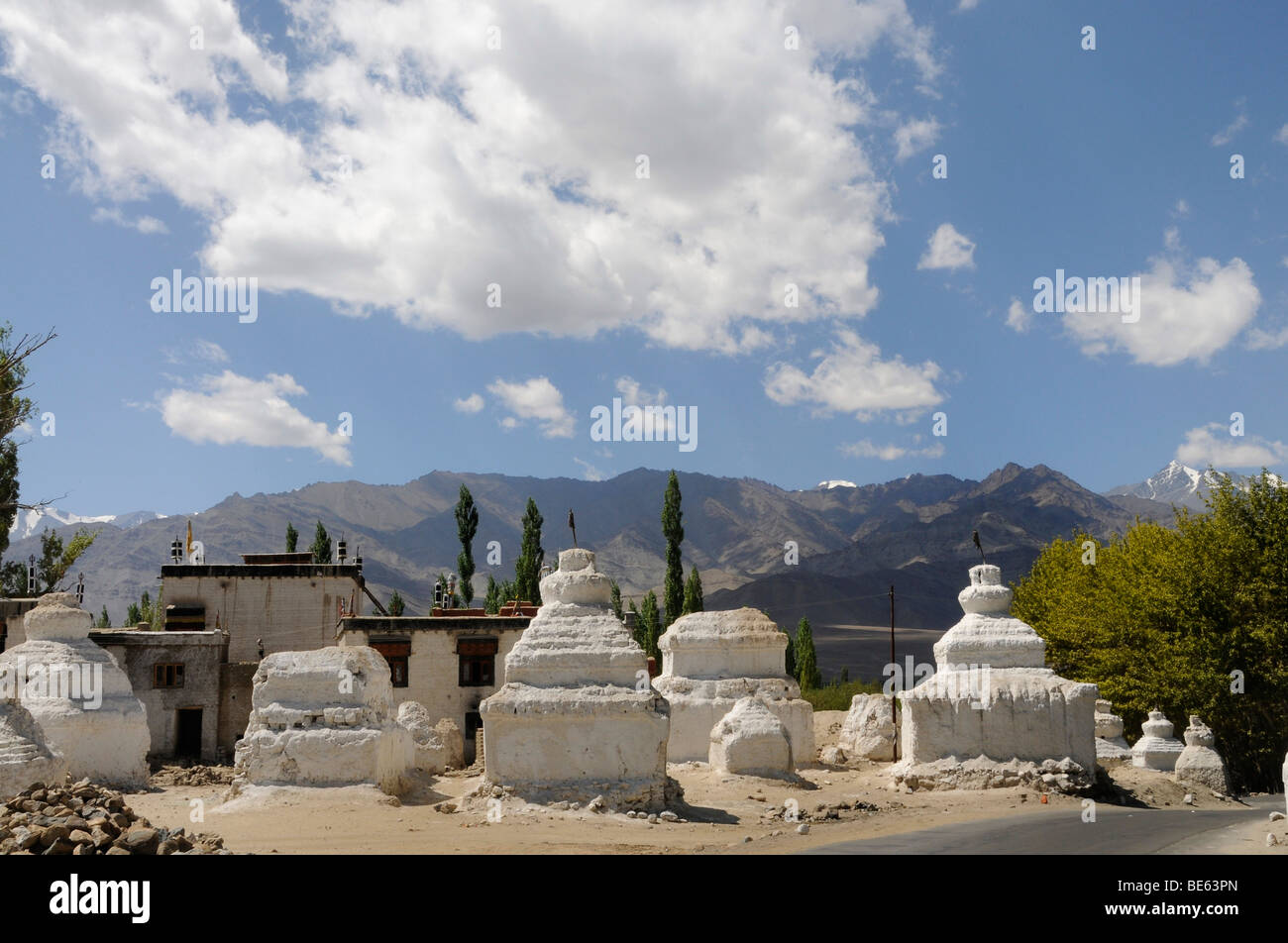 Choerten, Sakralbauten, in der Nähe von Klosters Shey, Zanskar Bergkette in den Rücken, Ladakh, Indien, Nord-Indien, Himalay Stockfoto