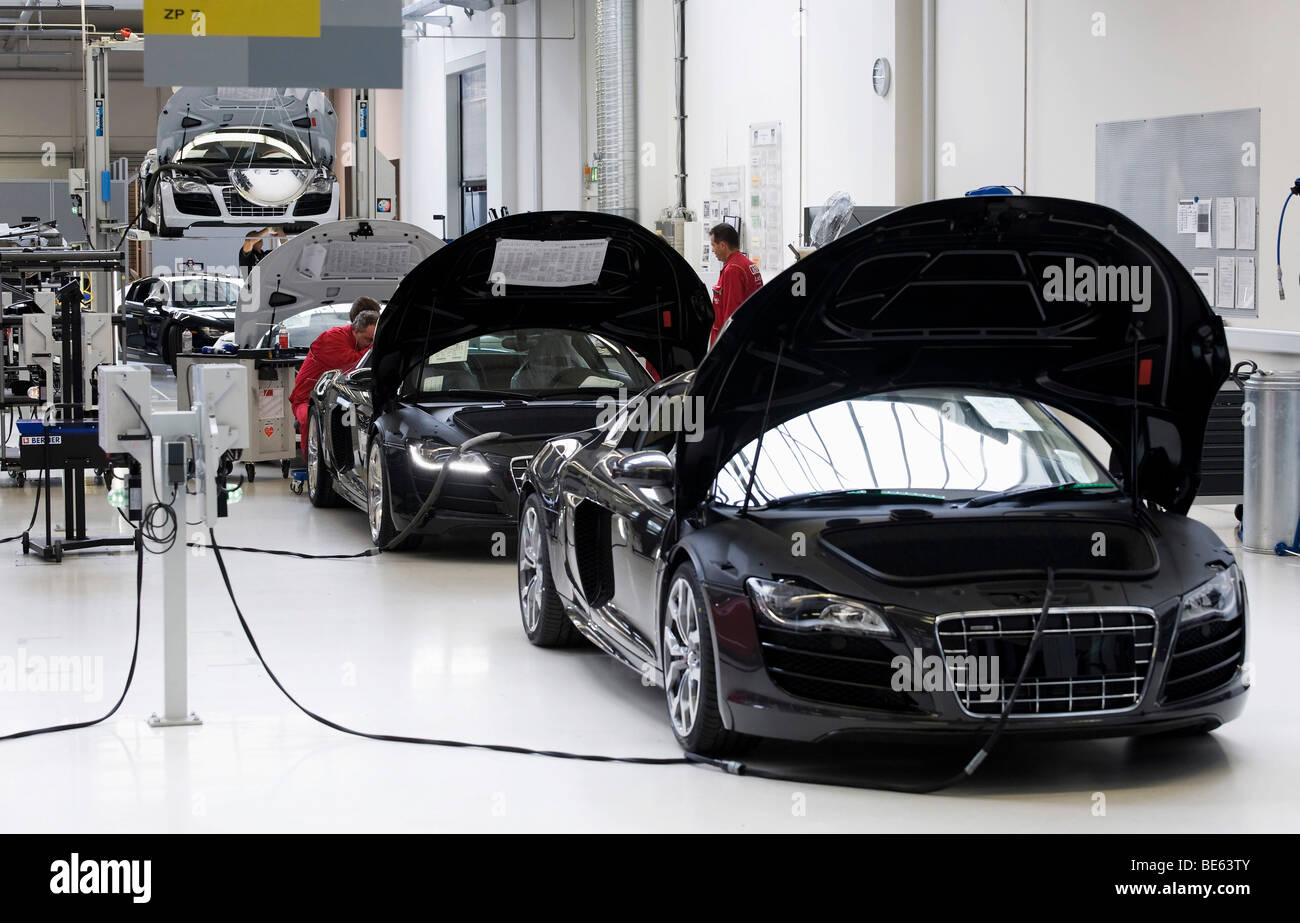 Audi-Mitarbeiter tun Endkontrolle der Sportwagen Audi R8 auf der ...