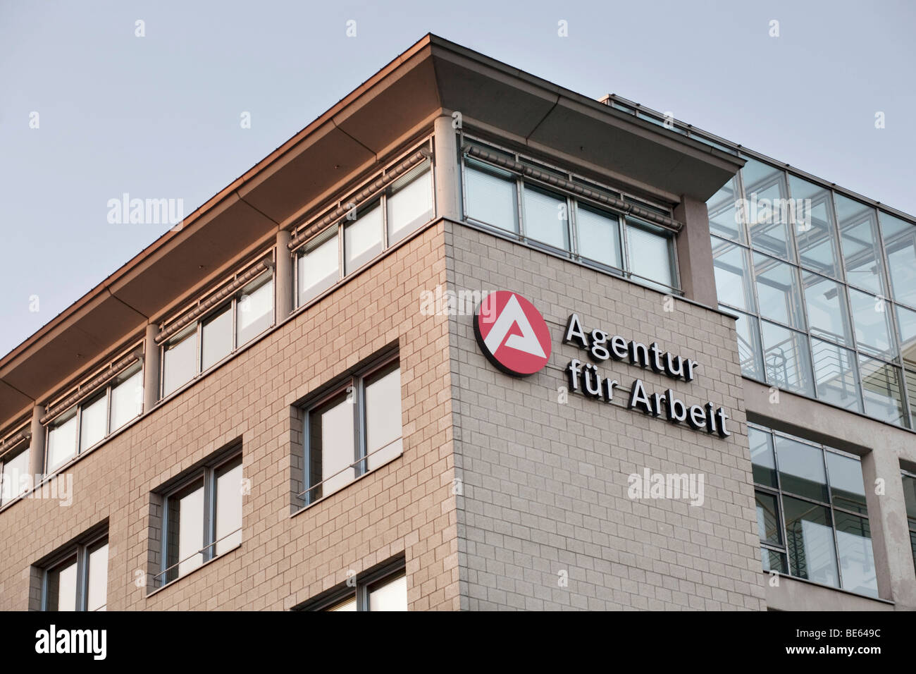 Agentur für Beschäftigung, Logo an der Fassade des Gebäudes in Dortmund, Nordrhein-Westfalen, Deutschland, Europa Stockfoto