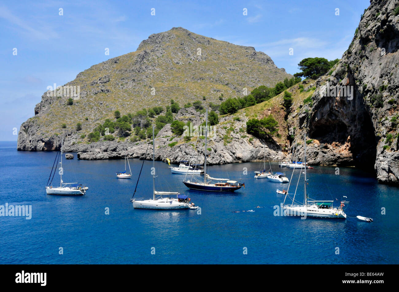 Touristischen Boote am Eingang zum Torrent de Pareis Schlucht, Sa Calobra, Mallorca, Balearen, Spanien, Europa Stockfoto