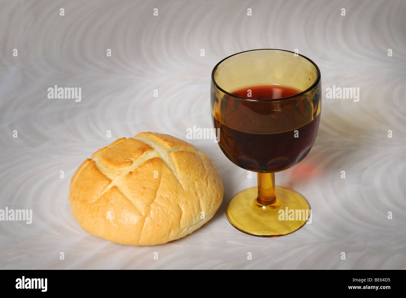 Kommunion, symbolisiert durch Brot und Wein Stockfotografie Alamy