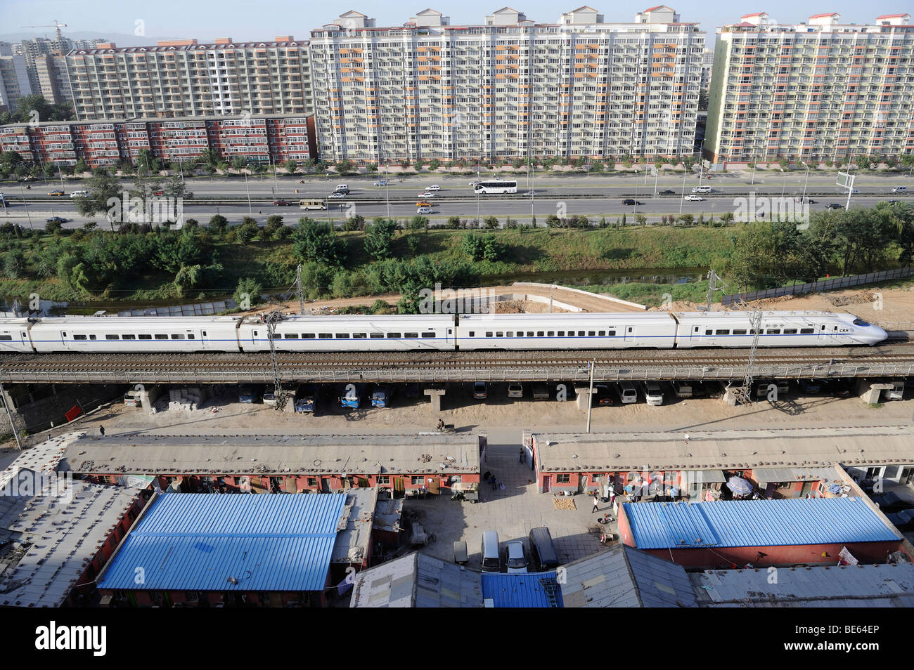 Ein Hochgeschwindigkeitszug CRH (China Railway High-Speed) durch Beijing Stadt. 21 Sep 2009 Stockfoto