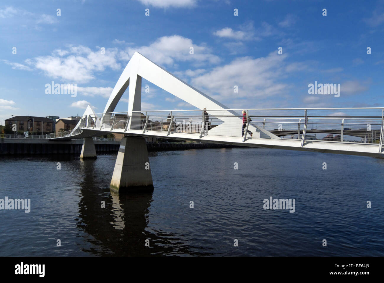 Die neue Fußgängerbrücke über den Fluss Clyde in Glasgow Schottland eröffnete 2009 auch liebevoll benannte "Squiggly Brücke" Stockfoto