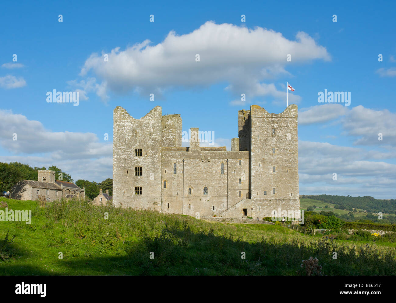 Bolton Castle, in das Dorf von Schloss Bolton, Wensleydale, Yorkshire Dales National Park, North Yorkshire, England UK Stockfoto