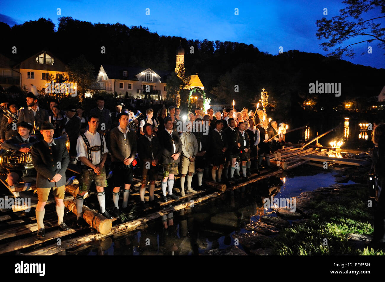 Nächtliche und einzigartige Johanni Floß Prozession am Namenstag des Heiligen Johannes von Nepomuk; alle drei Jahre Flößer halten eine Floß-Masse, Stockfoto