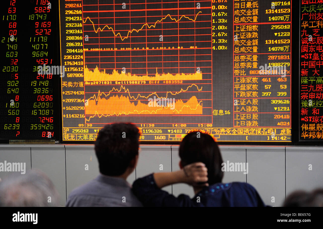 Investoren suchen im Aktienindex Bildschirm in einem Lager Wertpapiere Unternehmen in Peking, China. 21 Sep 2009 Stockfoto