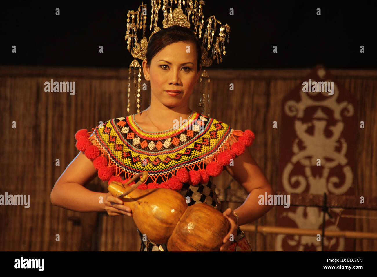 Tänzer in Tracht in Sarawak Cultural Village in der Nähe von Kuching, Sarawak, Borneo, Malaysia, Südost-Asien Stockfoto