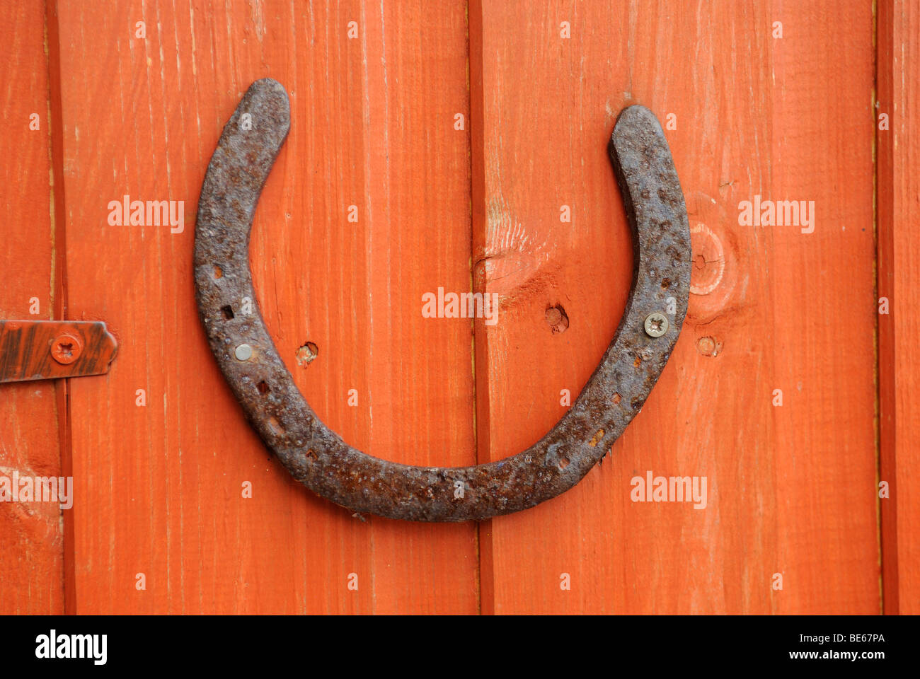 Lucky Horseshoe Fest zu einer Tür Stockfotografie Alamy