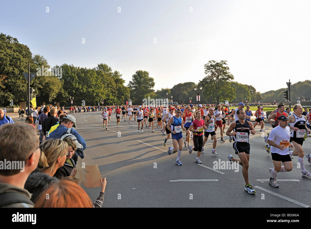 Läufer des Berlin-Marathon 2009 am großen Stern Kreisverkehr, Berlin, Deutschland, Europa Stockfoto