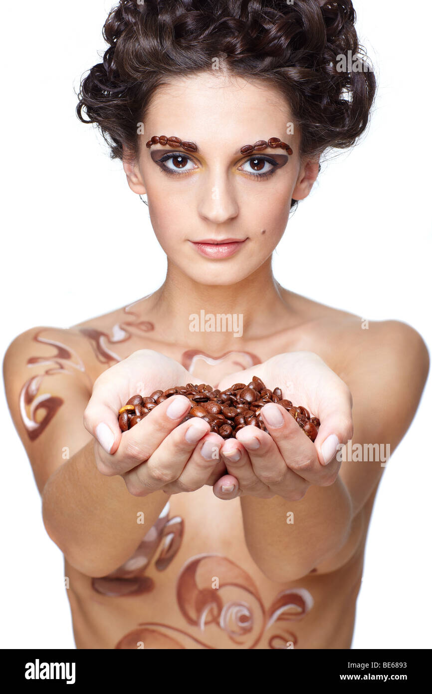 Mädchen mit Kaffee Thema Körperkunst und Kaffeebohnen in Händen Stockfoto