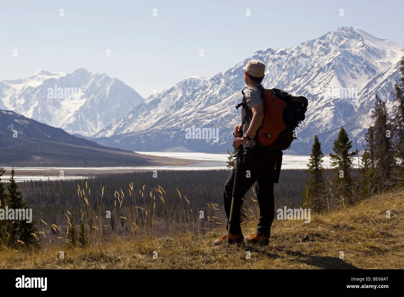 Wanderer genießen die Aussicht auf den Slims River Valley und Kaskawulsh Gletscher, Kluane National Park, Yukon Territorium, Kanada Stockfoto