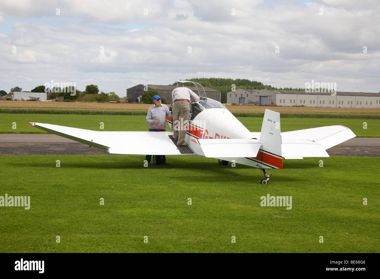 JodeL D112 G-BVEH geparkt am Breighton Flugplatz mit Piloten über Board Stockfoto