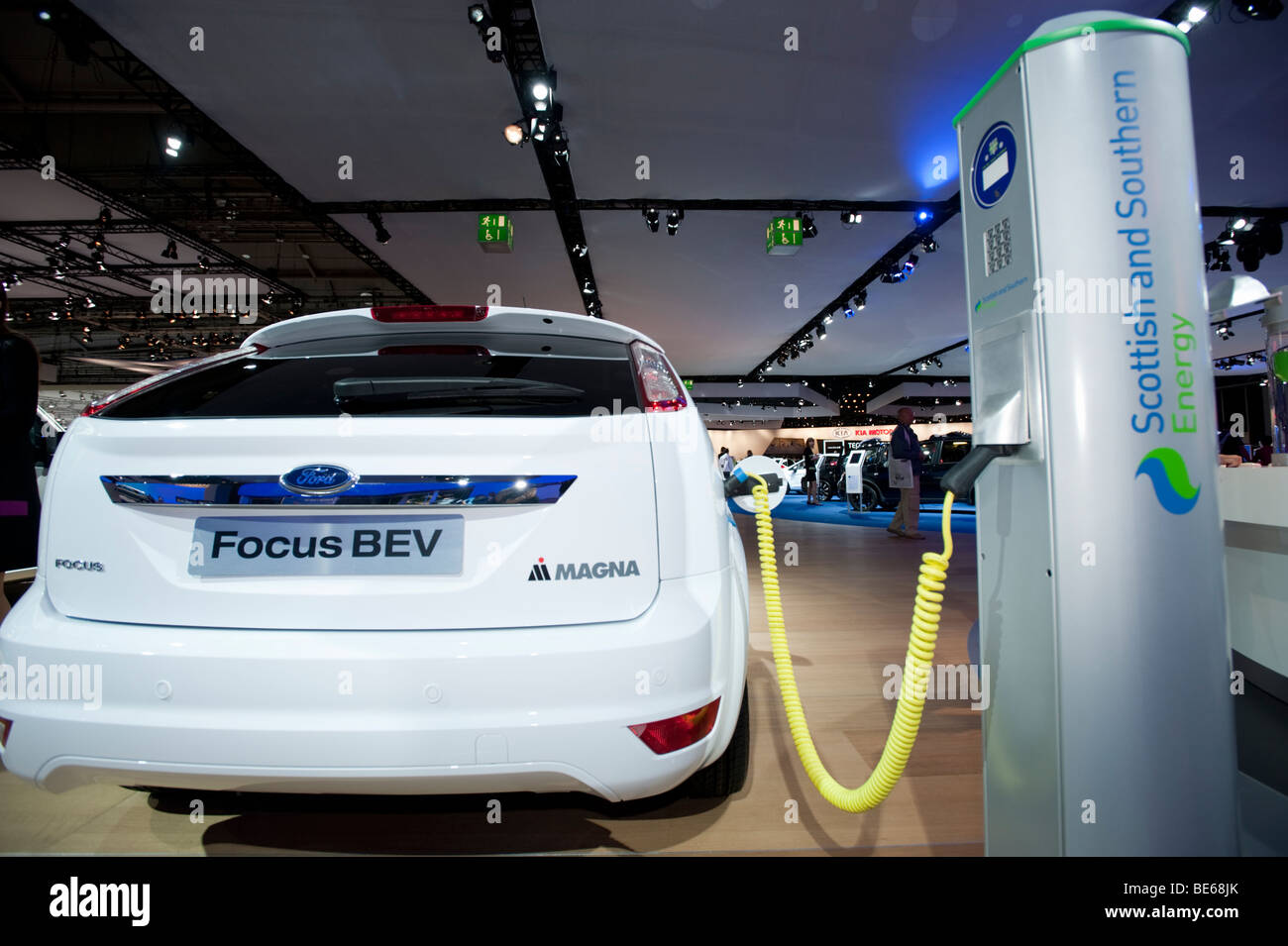 Ford Focus BEV Elektroauto mit Stecker im Ladegerät zu IAA 2009 aufladen Stockfoto