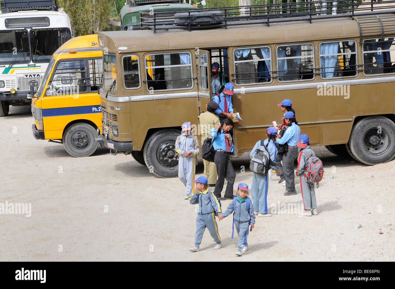 Grundschüler in Schuluniform aus einem Schulbus der indischen Armee, Senior Mittelschule, Lamdon, Leh Stockfoto