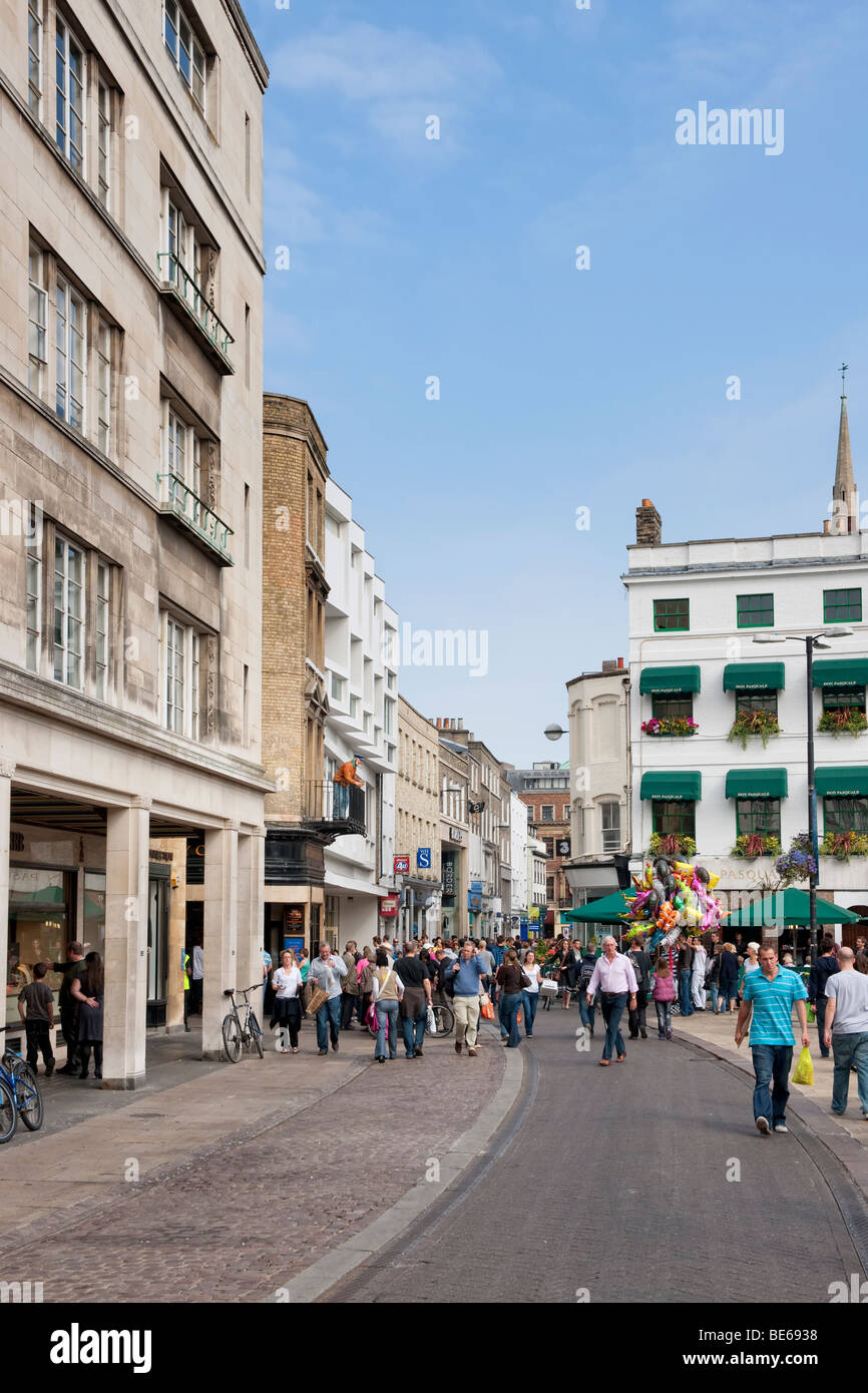 Market Street im Zentrum von Cambridge beschäftigt mit Käufern und Touristen Stockfoto