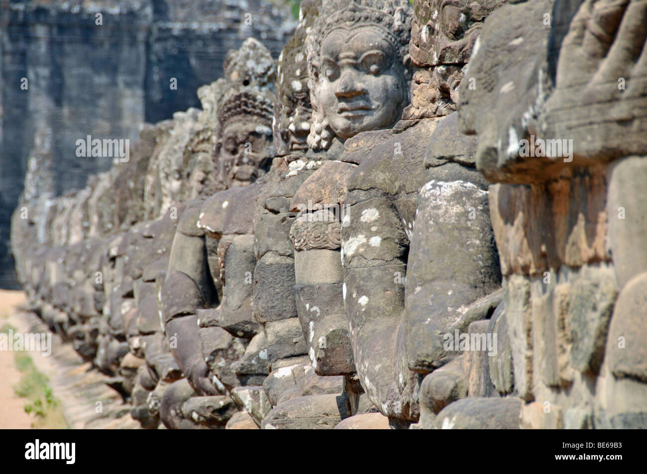 54 göttlichen, furchterregenden Stein Kreaturen flankieren den Zugang zu den Eingangstoren von Angkor Thom, Angkor Wat, Siem Reap, Kambodscha, Stockfoto