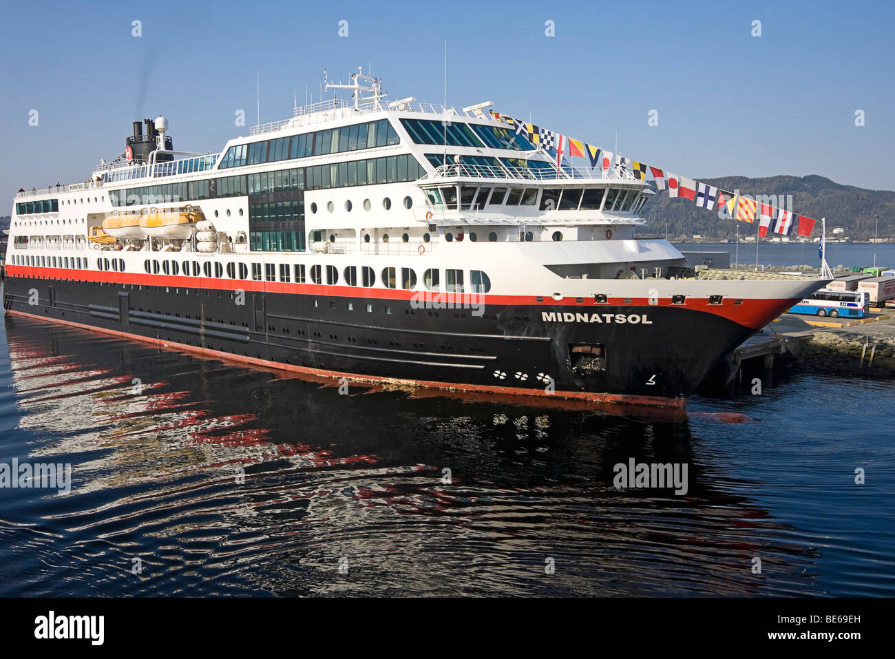 MS Midnatsol, einer der 12 Hurtigruten Schiffe mit Passagieren und Fracht entlang der norwegischen Küste. Stockfoto