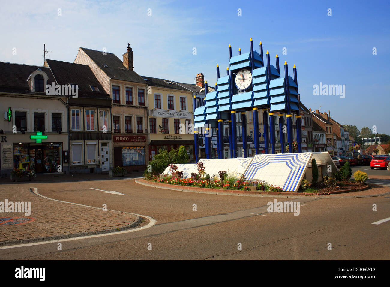 Uhr Skulptur am oberen Stadtplatz, Leon Blum, Calais, Pas-de-Calais, Frankreich Stockfoto