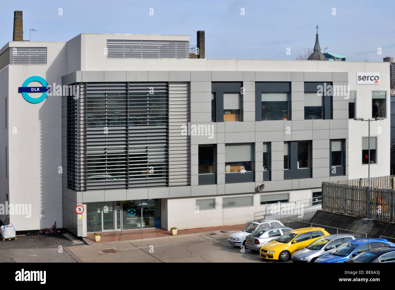 Docklands Light Railway Büros neben Pappel Bahnhof Serco Unternehmen betreiben das Netzwerk Stockfoto