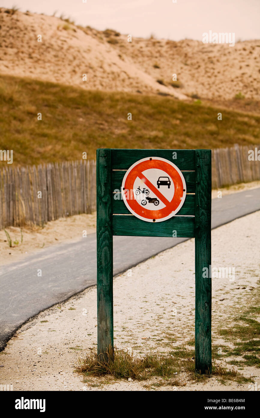 Ein Zeichen für keine Fahrzeuge erlaubt auf dem Weg zum Strand von Carcans Plage an der Atlantikküste Süd-West Küste von Frankreich Stockfoto