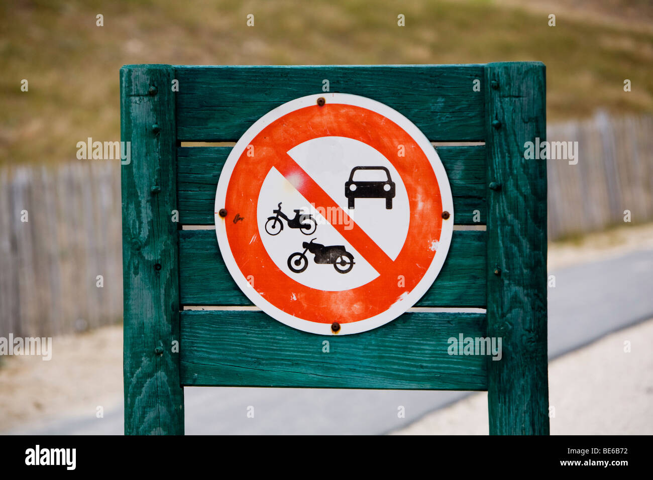 Ein Zeichen für keine Fahrzeuge erlaubt auf dem Weg zum Strand von Carcans Plage an der Atlantikküste Süd-West Küste von Frankreich Stockfoto