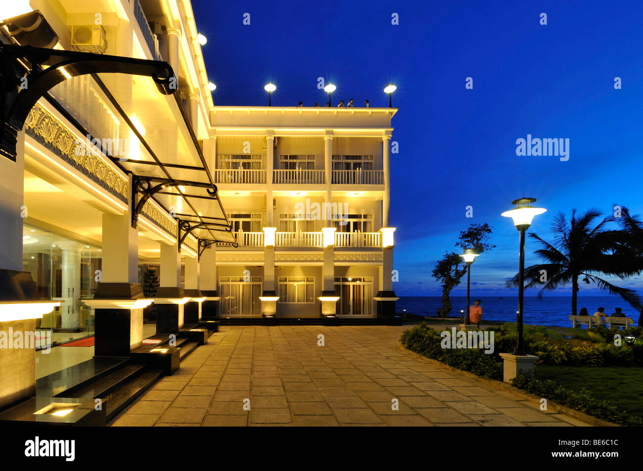 Resorthotel-Komplex mit Beleuchtung, dunklen Abendhimmel, Phu Quoc, Vietnam, Asien Stockfoto
