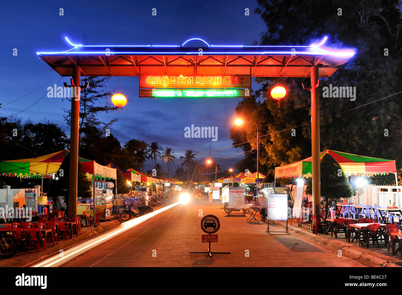 Eingang von der Strasse zum Nachtmarkt in Phu Quoc, Vietnam, Asien Stockfoto