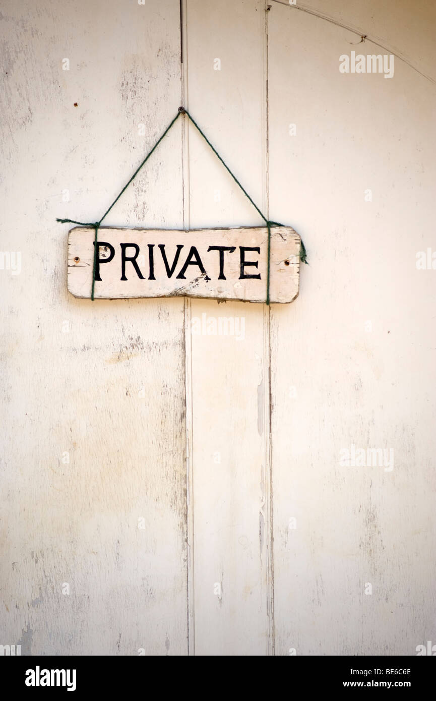 private Zeichen hängen weiß bemalte hölzerne Tür Stockfoto