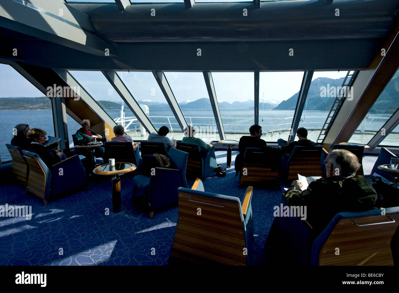 Panorama-Lounge an Bord der MS Trollfjord, einer der 12 Hurtigruten Schiffe  mit Passagieren und Fracht entlang der norwegischen Küste Stockfotografie -  Alamy