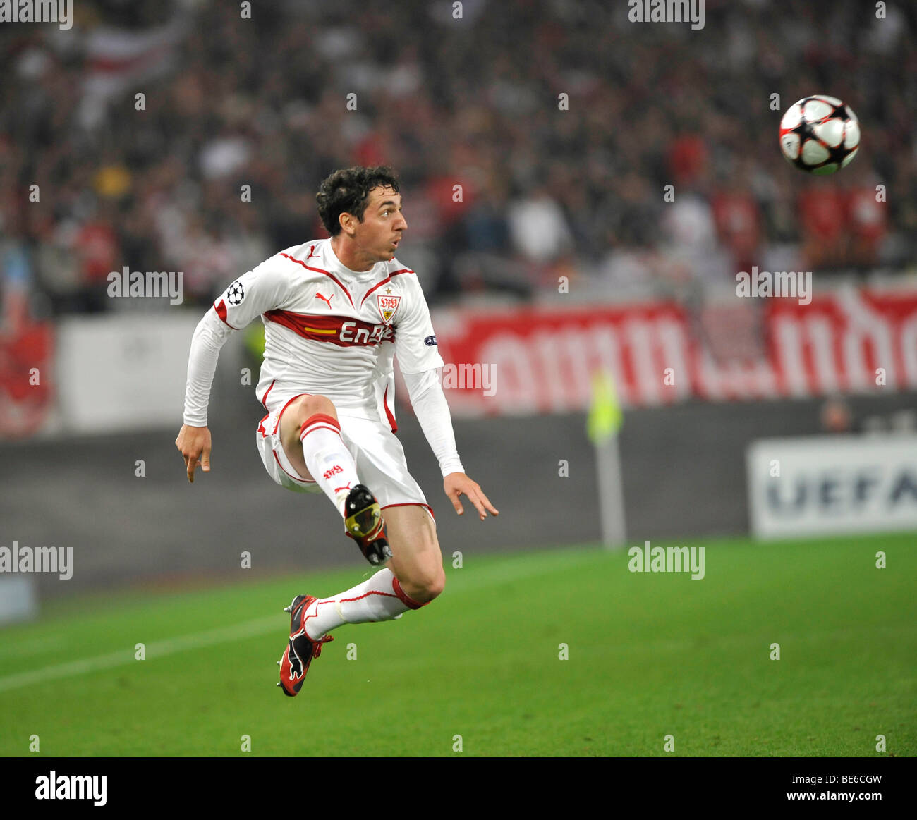 Roberto Hilbert, VfB Stuttgart, ein Kreuz zu tun Stockfoto