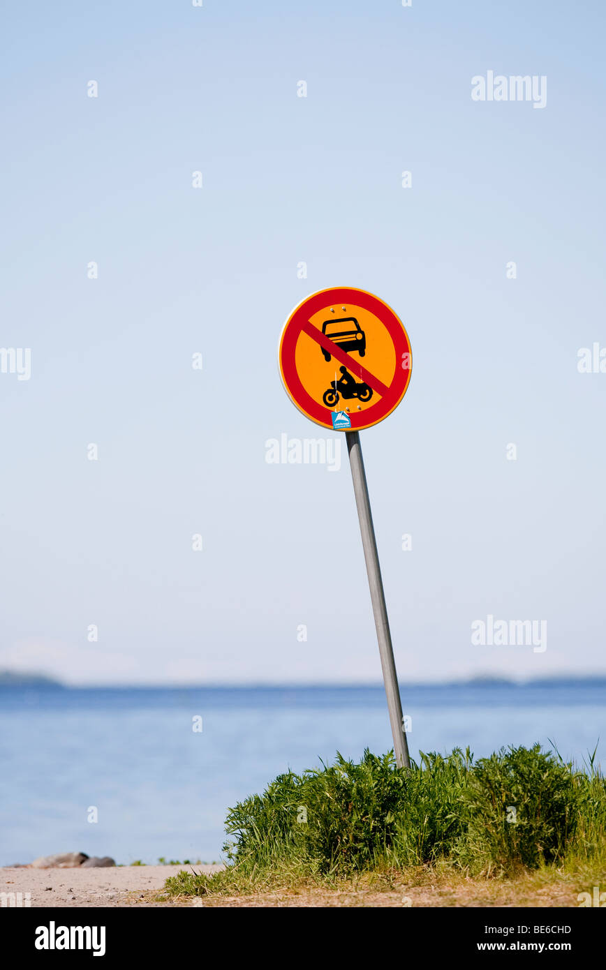 Finnisches Verkehrsschild Nummer 312. (Kein Eintritt für elektrisch angetriebene Fahrzeuge), keine motorisierten Fahrzeuge erlaubt, Finnland Stockfoto