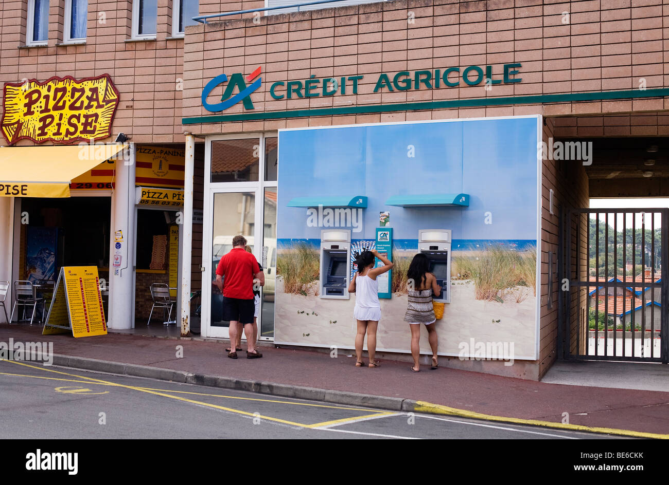 Credit Agricole Bank in Lacanau-Ocean mit Geldautomaten in ein großes Foto des Strandes Stockfoto