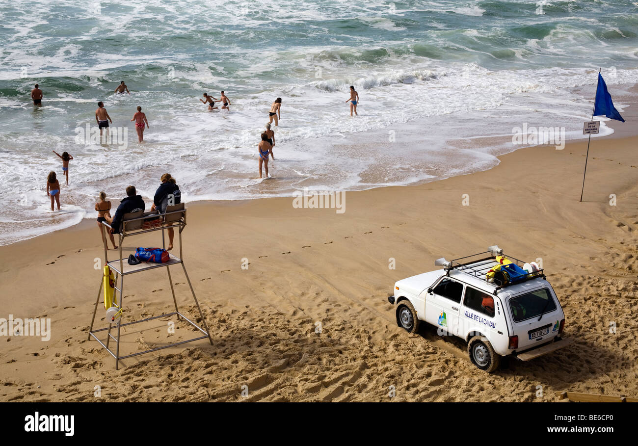 Lebensretter im Einsatz am überwachten Strand von Lacanau-Ocean an der Atlantikküste Süd-West Küste von Frankreich Stockfoto