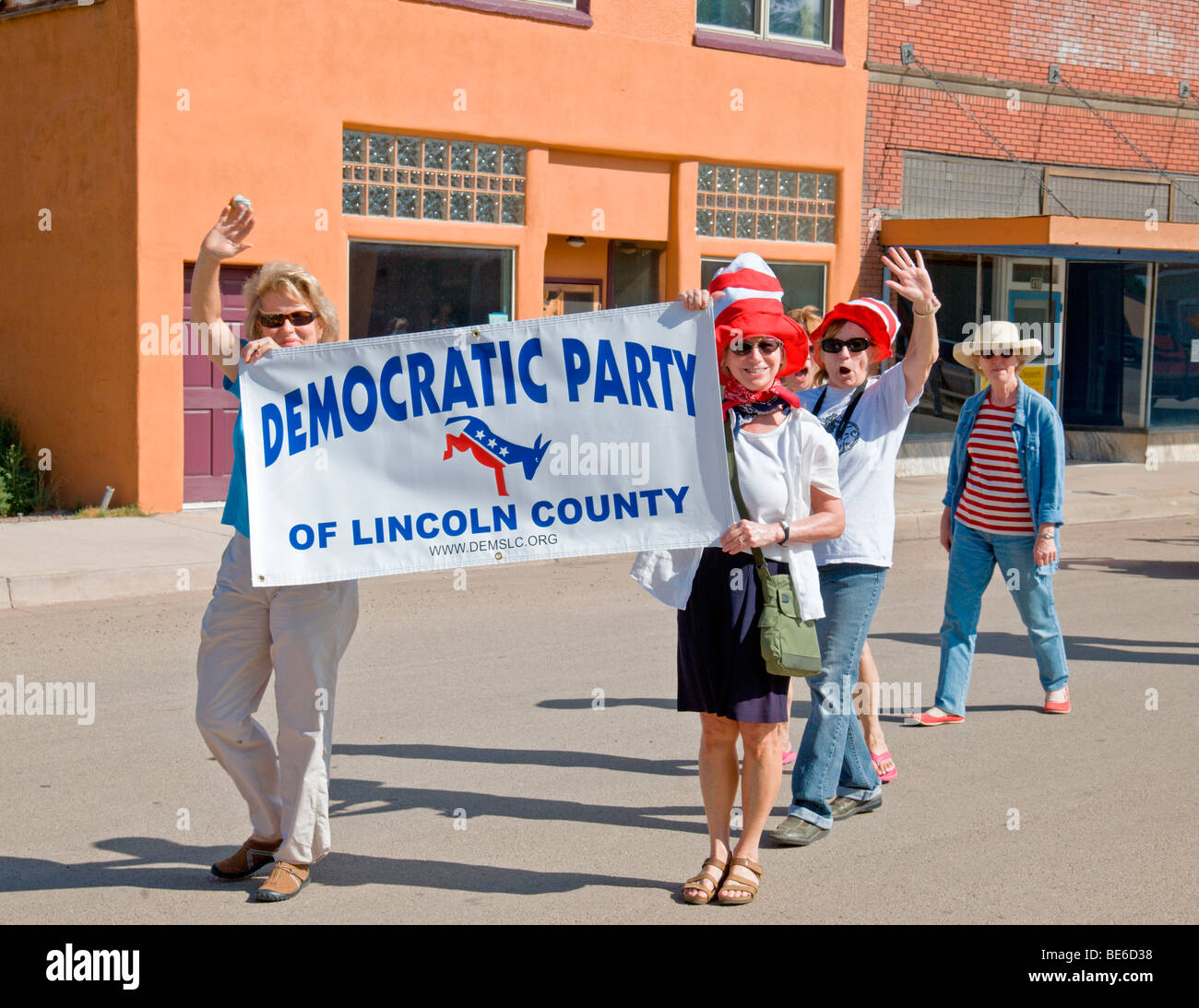 Der Lincoln County New Mexico Partei erfolgt in voller Kraft auf dem Straßenfest in Carrizozo, New Mexico. Stockfoto