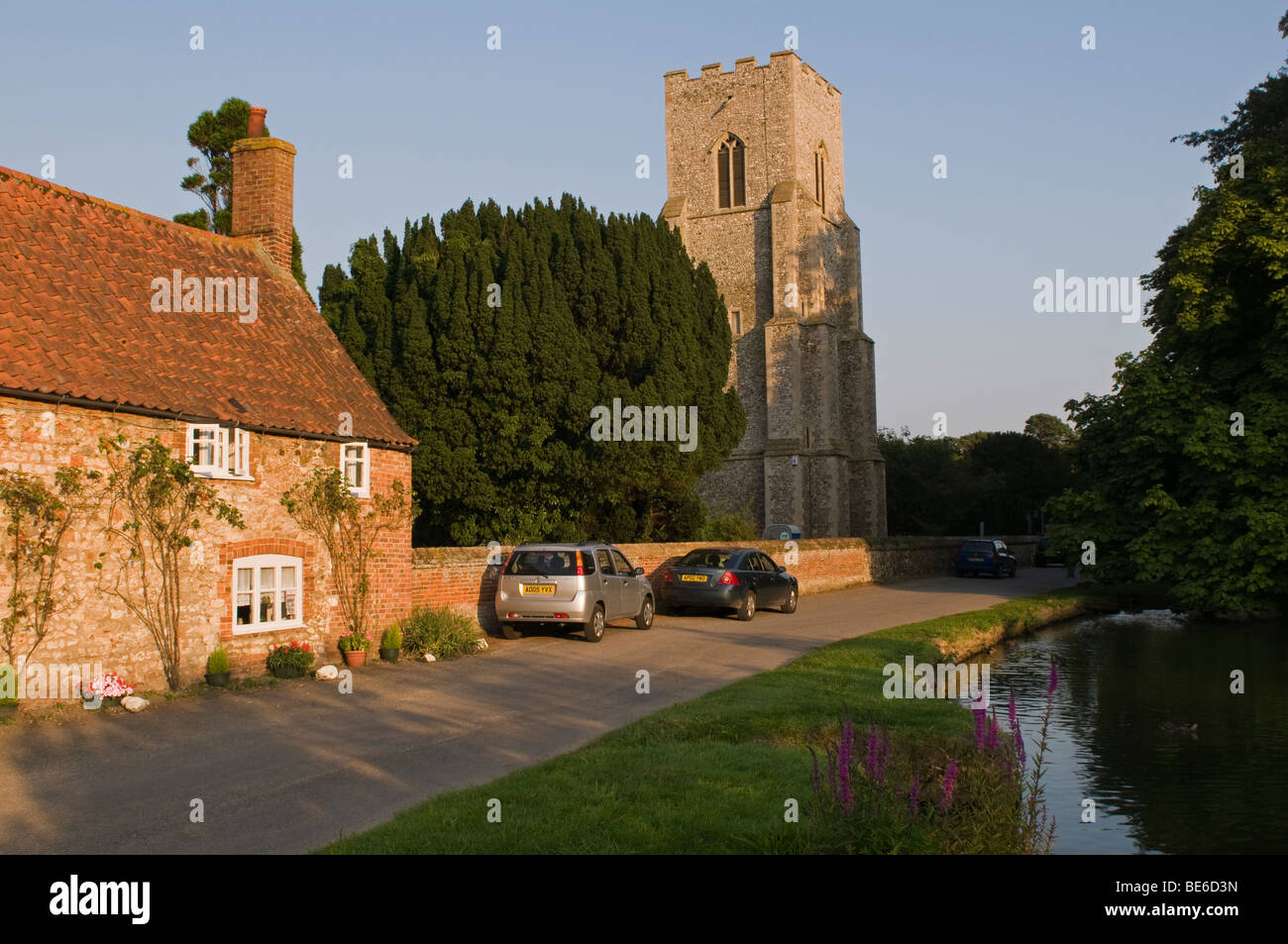 Die Kirche und Ente Teich, alte Hunstanton Norfolk. Stockfoto