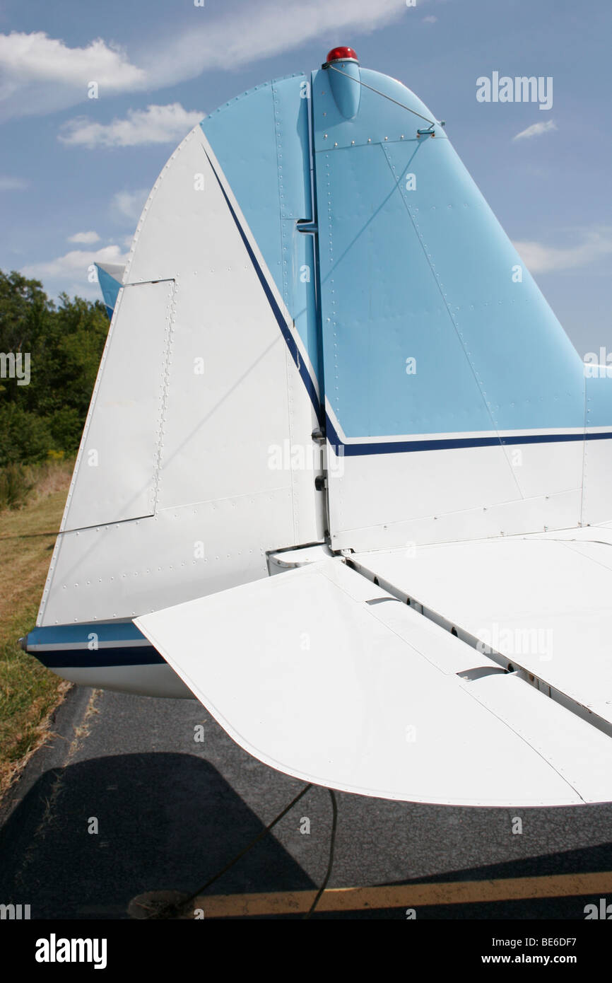 Tail Abschnitt Kleinflugzeug zeigt das Ruder (vertikal) und Aufzug (horizontal) Steuerflächen. Stockfoto