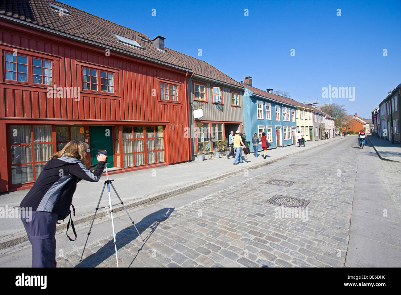 Straßenszene in Bakklandet Bereich der Altstadt von Trondheim, Norwegen. Einige dieser Holzbauten sind Jahrhunderte alt. Stockfoto