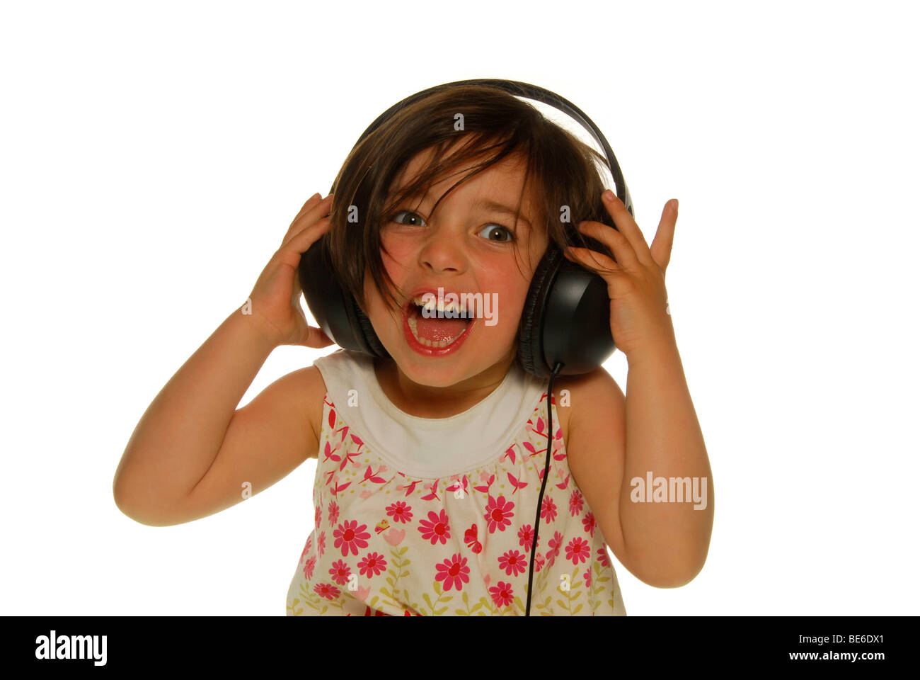 Vier-jährigen Mädchen mit Kopfhörern Stockfoto