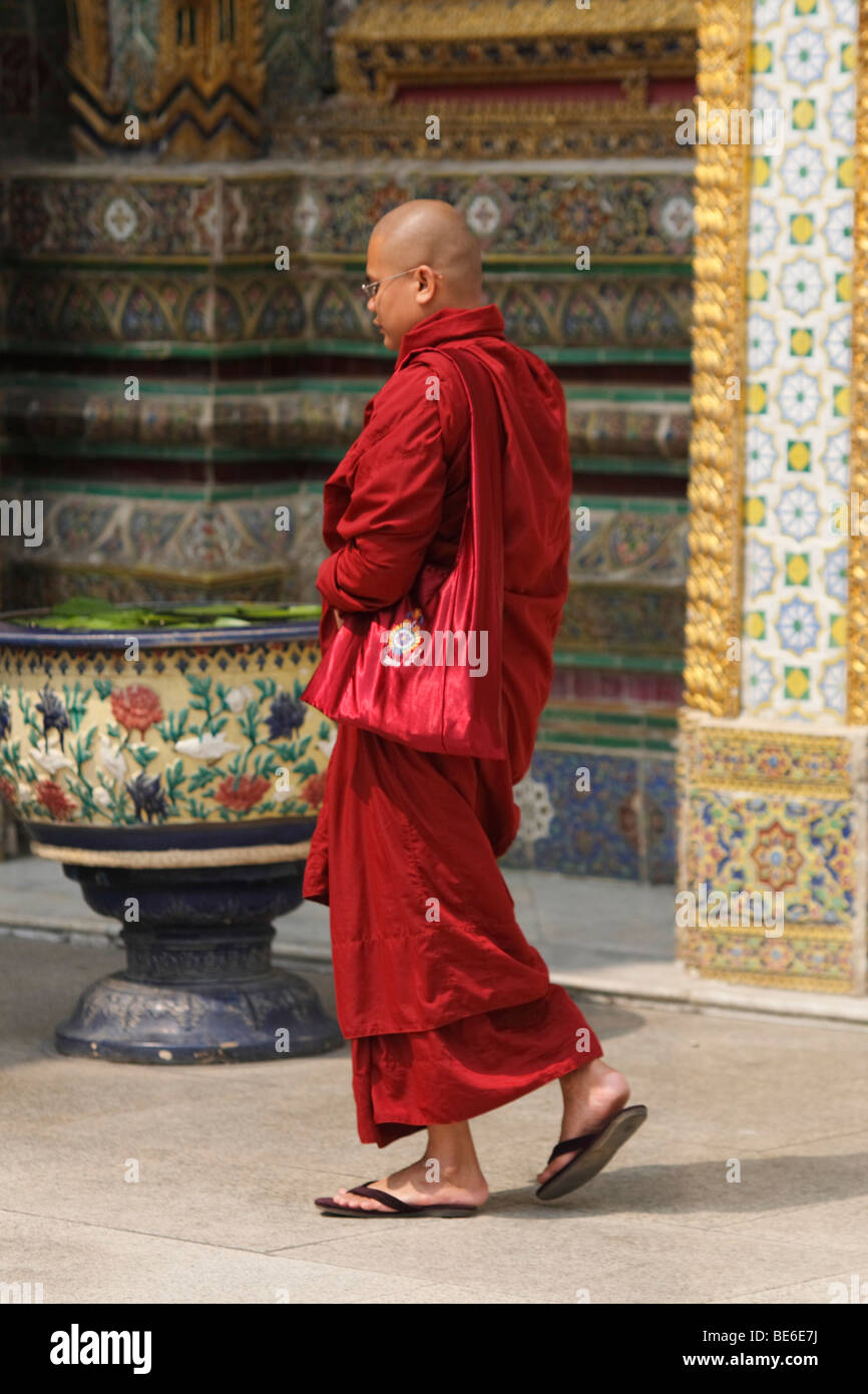 Buddhistischer Mönch tragen rote Roben, königliche Tempel Wat Phra Kaeo, Bangkok, Thailand, Asien Stockfoto