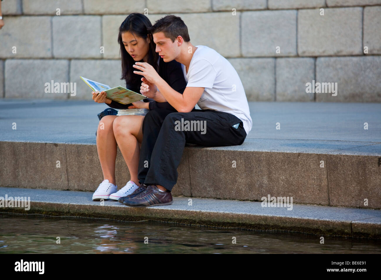 Erlernen der französischen Sprache am Fluss Cheonggyecheon in Seoul Südkorea Stockfoto