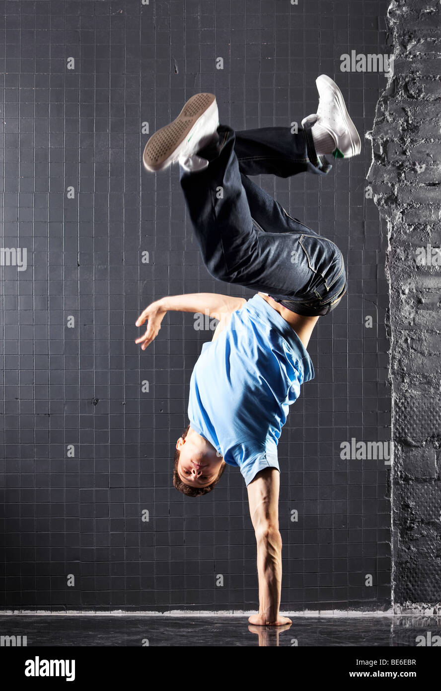 Junger Mann Modern Dance. Auf dunklen Wand Hintergrund. Stockfoto