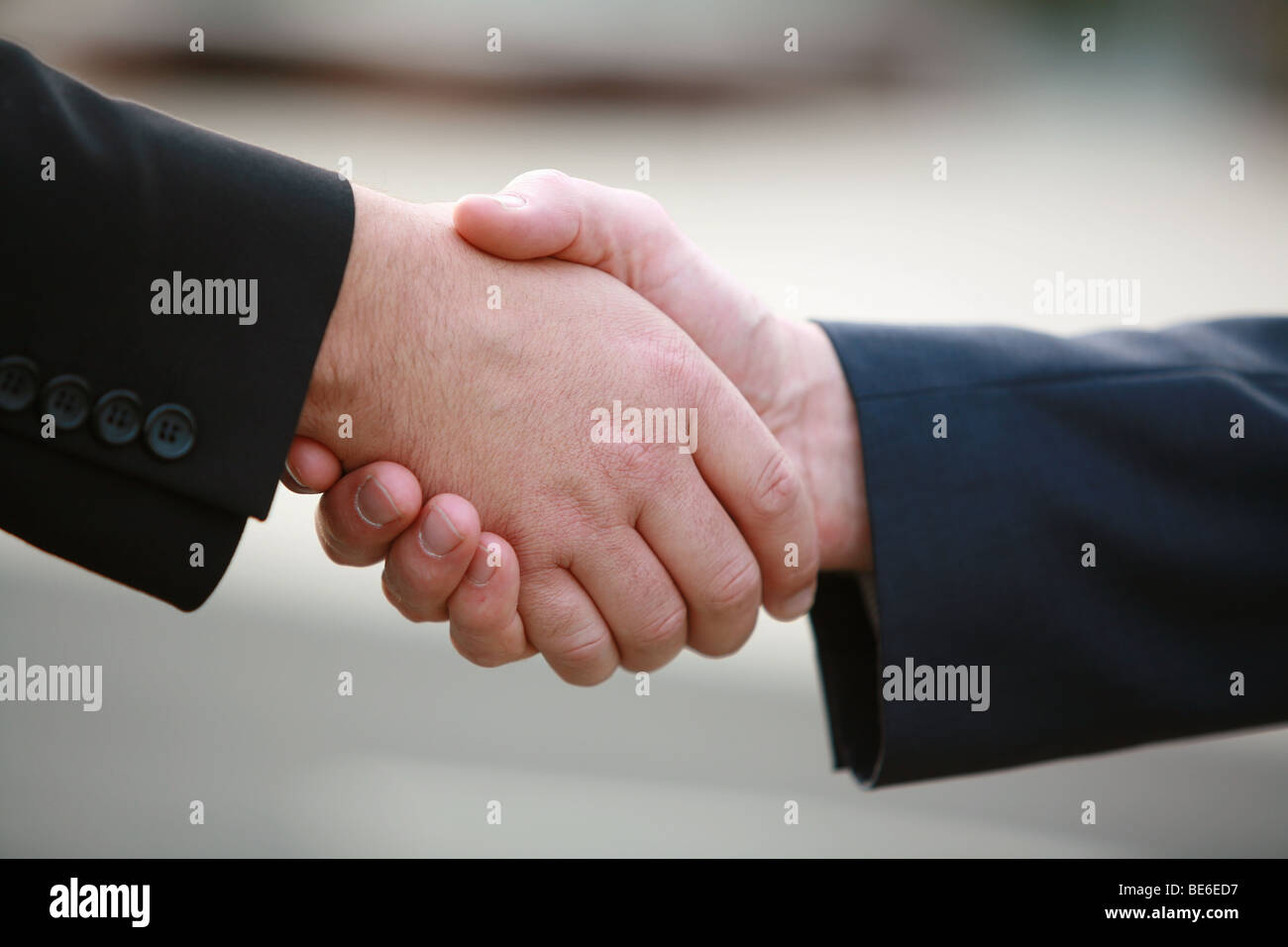 Nahaufnahme von Handshake zwischen zwei weiße Männer Stockfoto