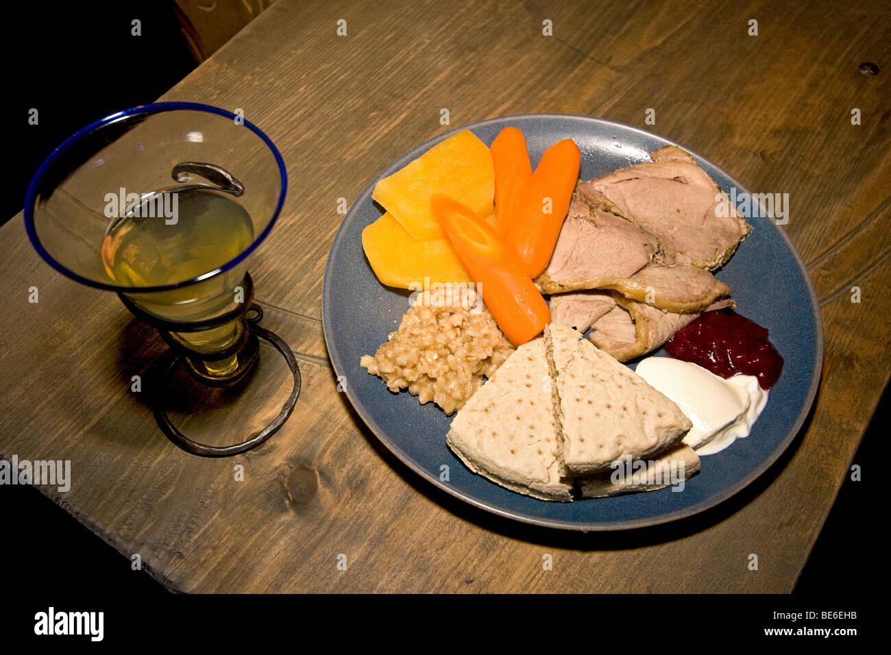 Typische Mahlzeit bei Viking zu Chieftans Hauses an das Lofotr Wikingermuseum in Borg, Norwegen. Stockfoto