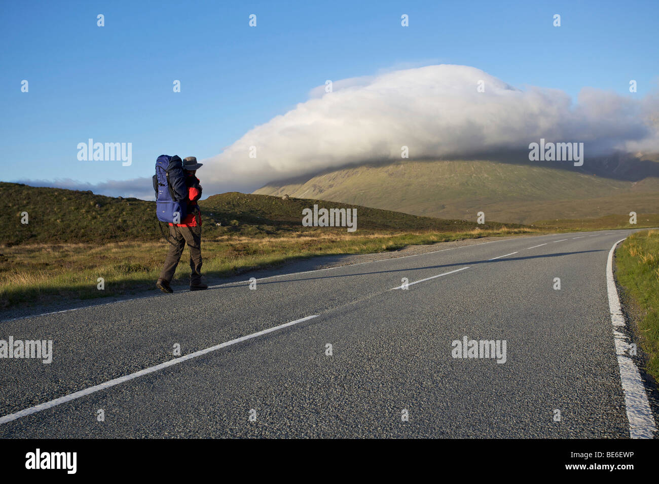 Männliche Wanderer auf leere Bergstraße, Isle Of Skye, Schottland Stockfoto