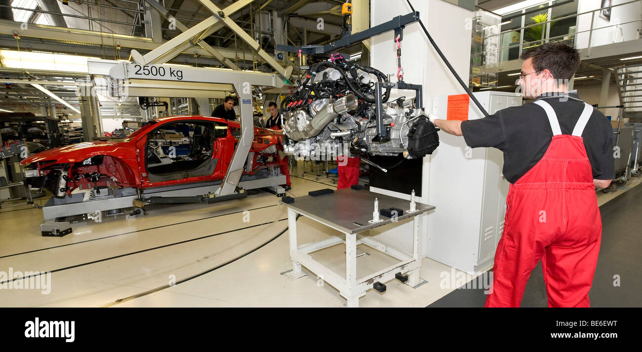 Audi-Mitarbeiter, die Vorbereitung der Installation der Antriebseinheit eines Sportwagens Audi R8 in der Audi R8 Assembly Hall, Baden-Wuertte Stockfoto